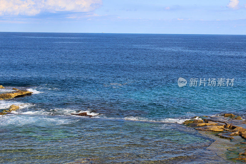 Fond Ghadir岩石海滩与天然游泳池在Sliema，马耳他